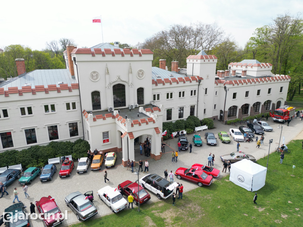 Parada zabytkowych aut - zdjęcia z drona