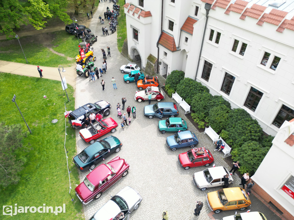 Parada zabytkowych aut - zdjęcia z drona