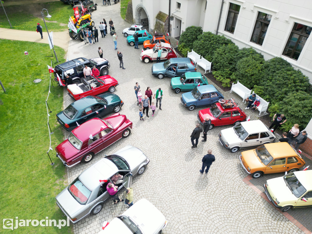 Parada zabytkowych aut - zdjęcia z drona