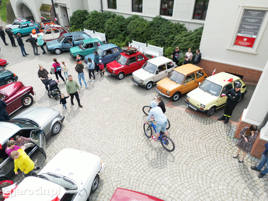 Parada zabytkowych aut - zdjęcia z drona