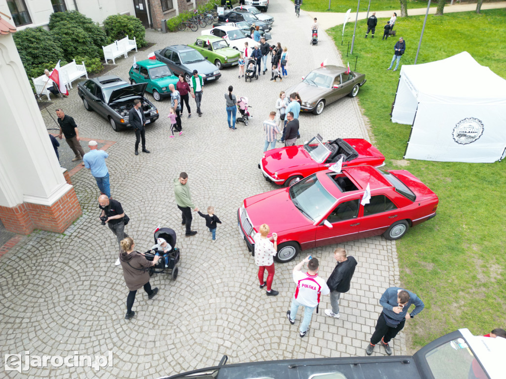 Parada zabytkowych aut - zdjęcia z drona