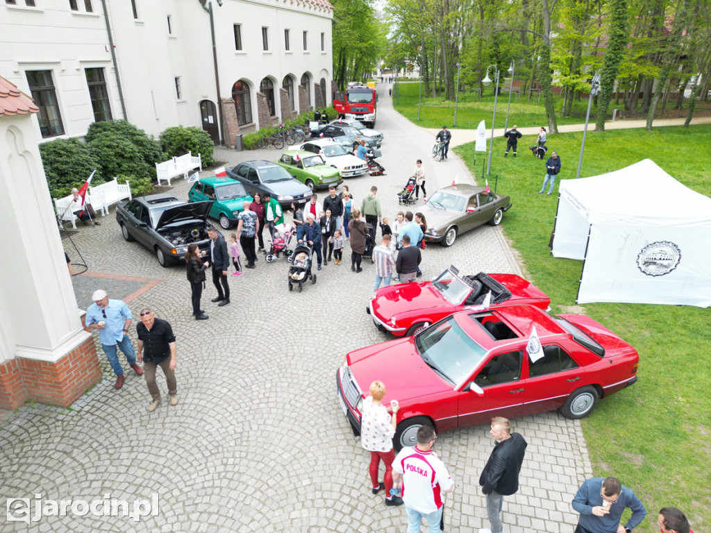 Parada zabytkowych aut - zdjęcia z drona