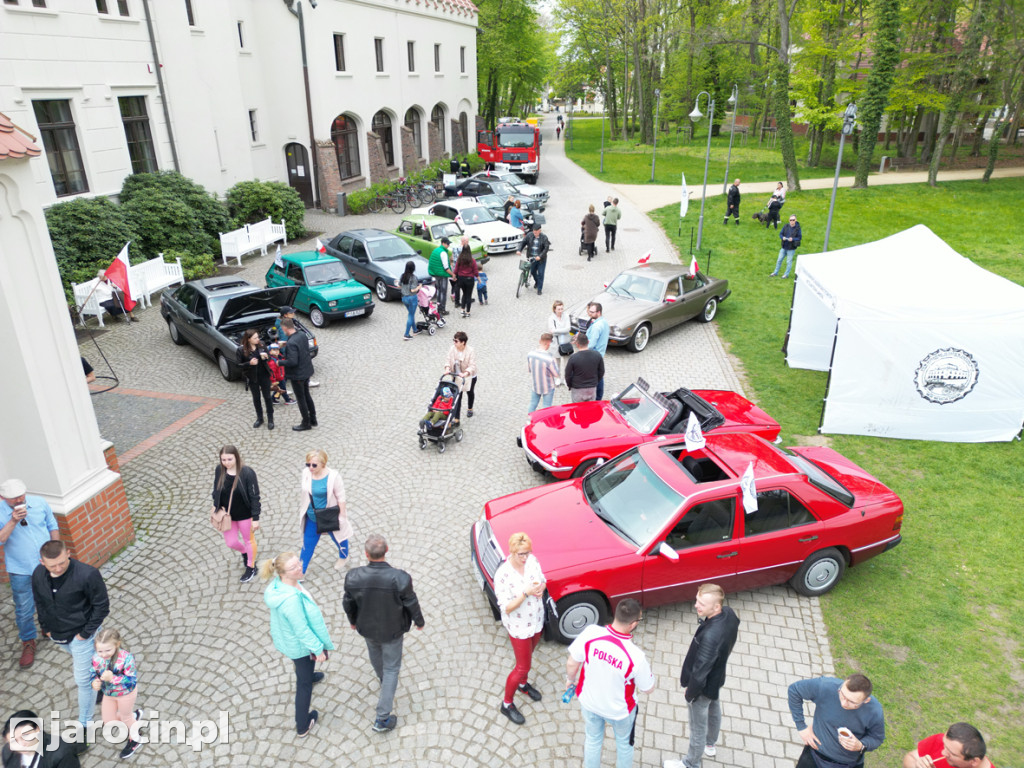 Parada zabytkowych aut - zdjęcia z drona