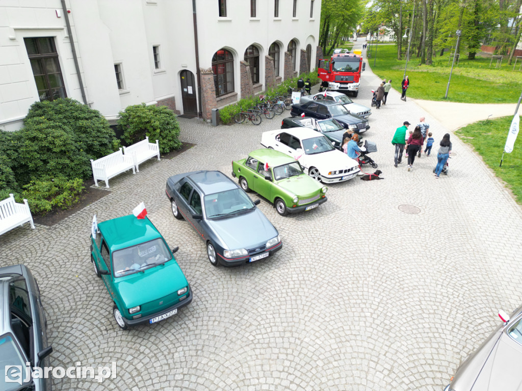 Parada zabytkowych aut - zdjęcia z drona