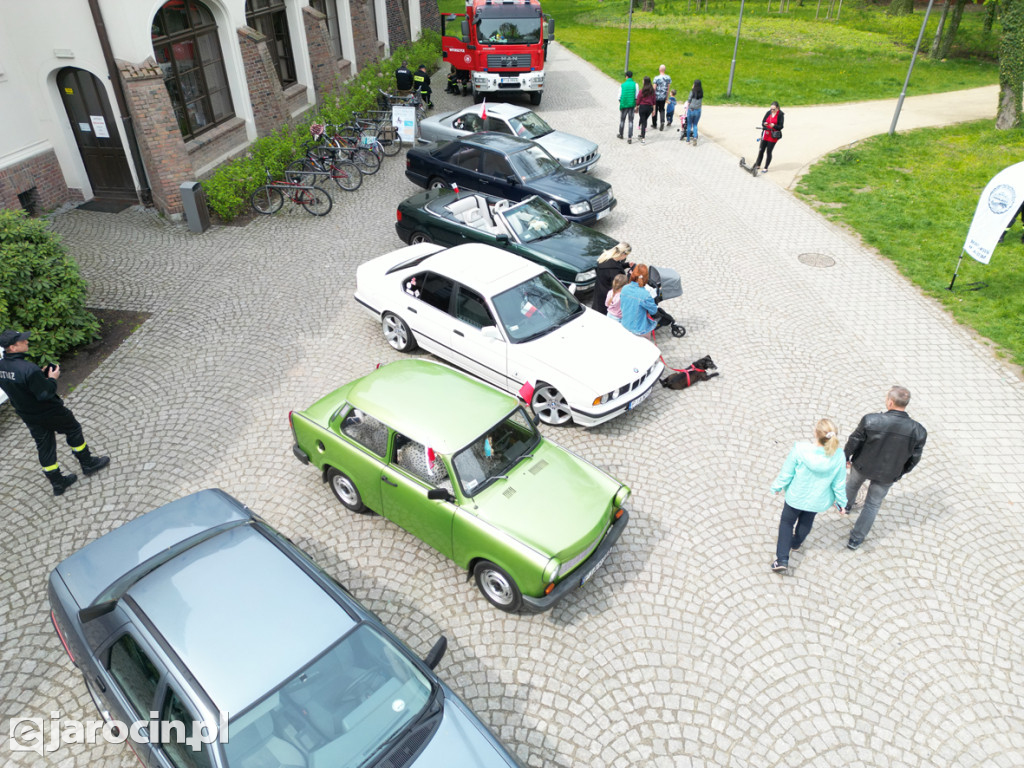 Parada zabytkowych aut - zdjęcia z drona