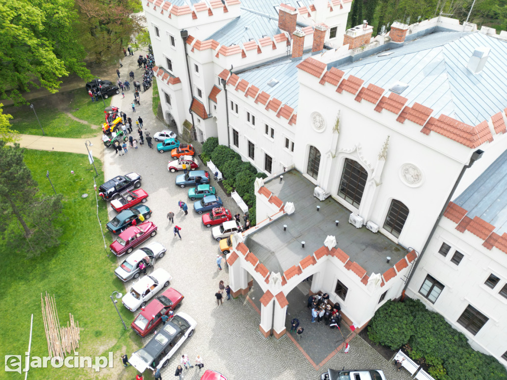 Parada zabytkowych aut - zdjęcia z drona