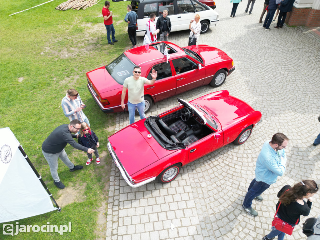 Parada zabytkowych aut - zdjęcia z drona