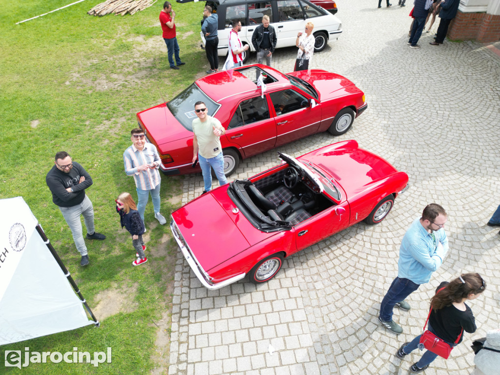 Parada zabytkowych aut - zdjęcia z drona