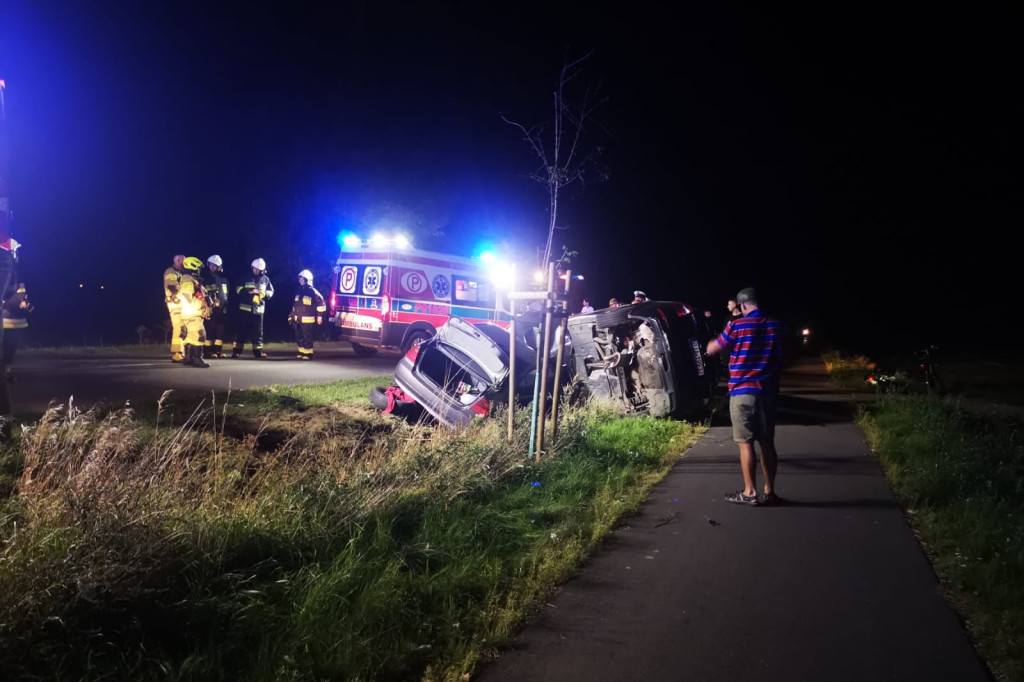 Dwa samochody w rowie między Wilkowyją a Żerkowem