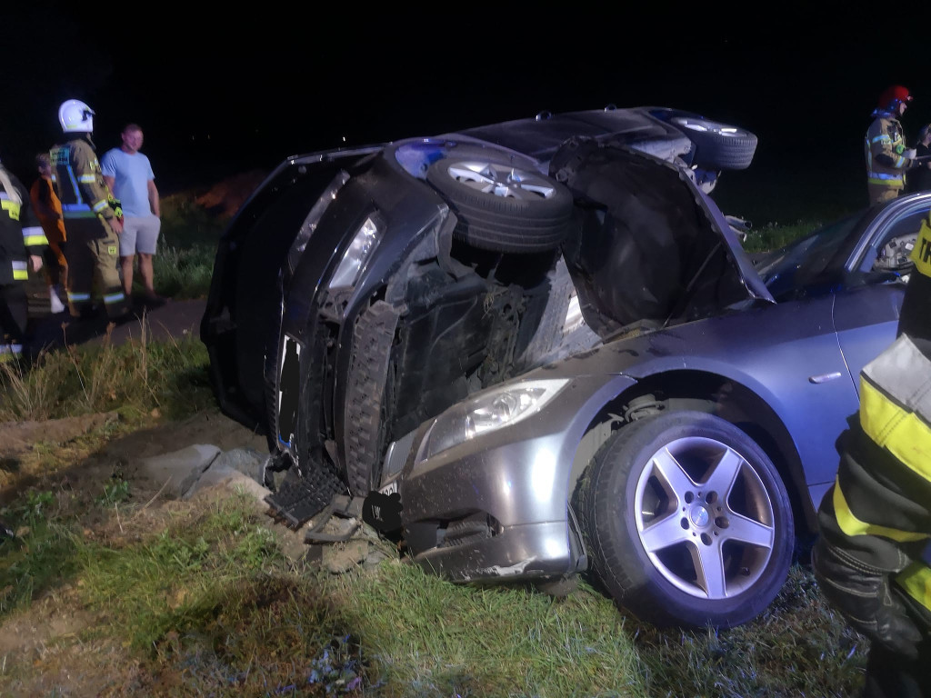 Dwa samochody w rowie między Wilkowyją a Żerkowem