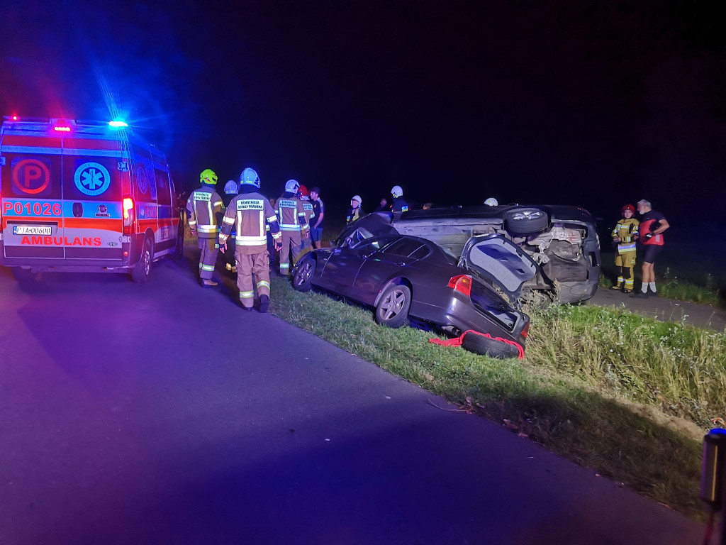 Dwa samochody w rowie między Wilkowyją a Żerkowem