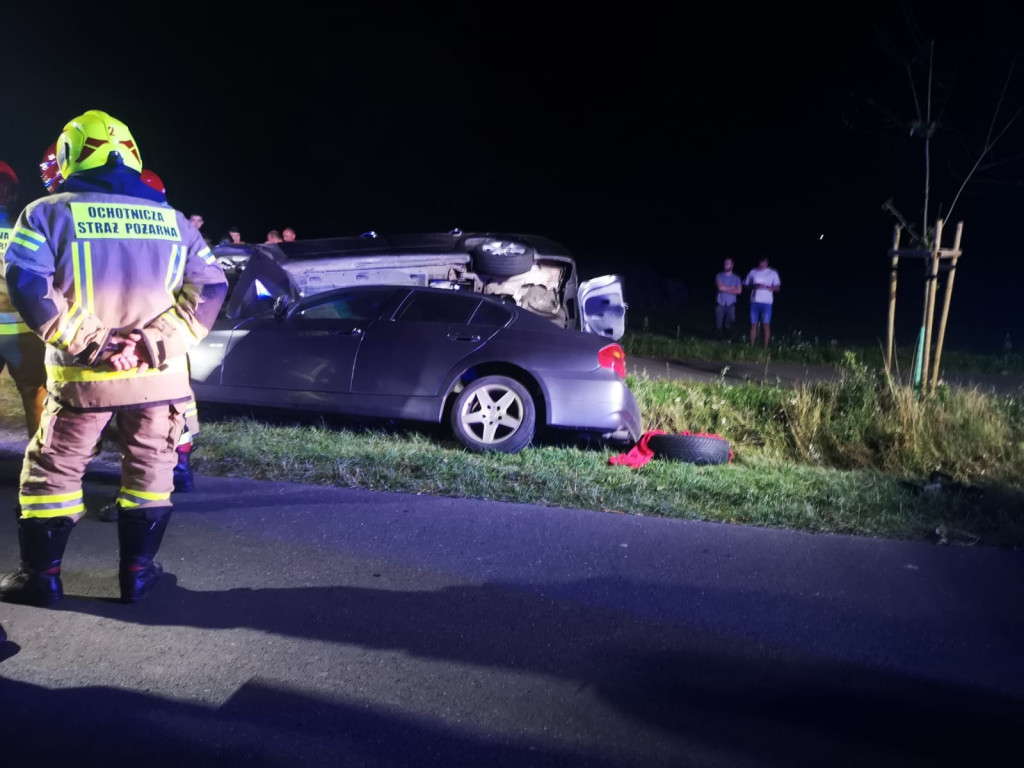 Dwa samochody w rowie między Wilkowyją a Żerkowem