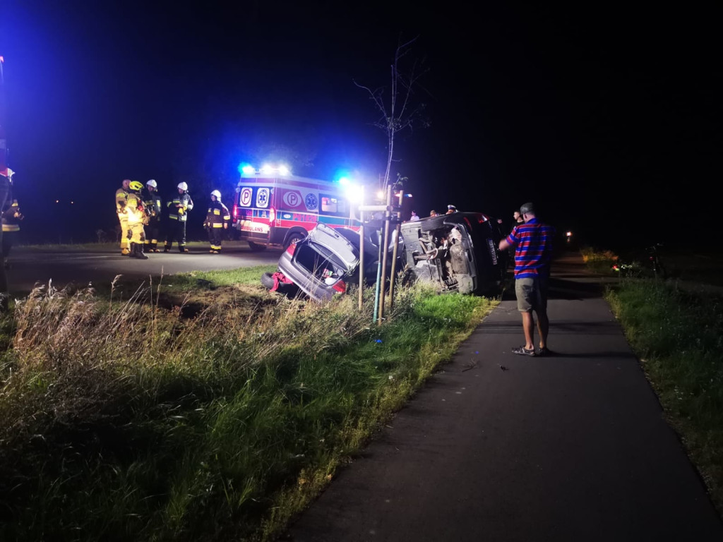 Dwa samochody w rowie między Wilkowyją a Żerkowem