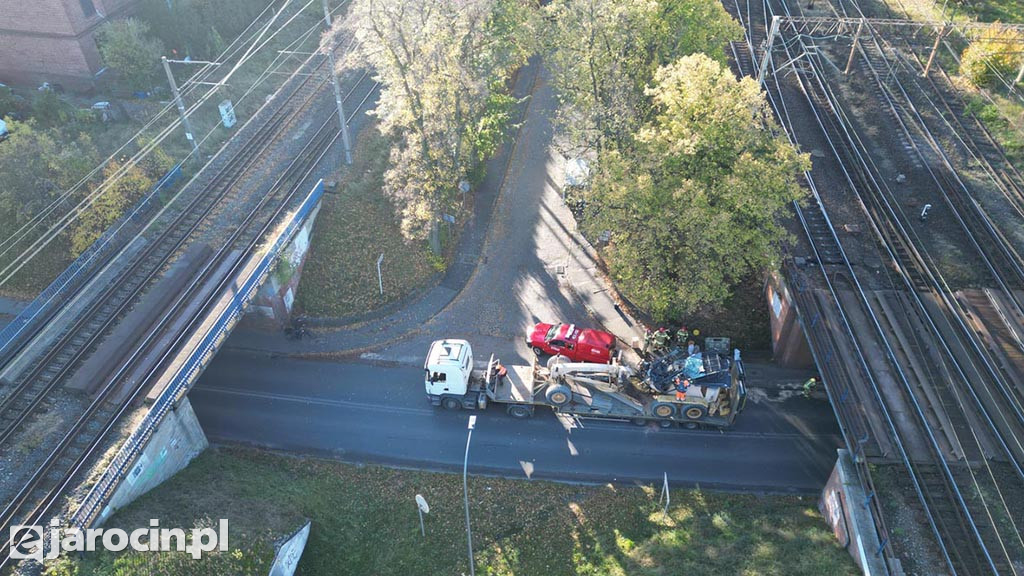 Równiarka pod wiaduktem na al. Niepodległości