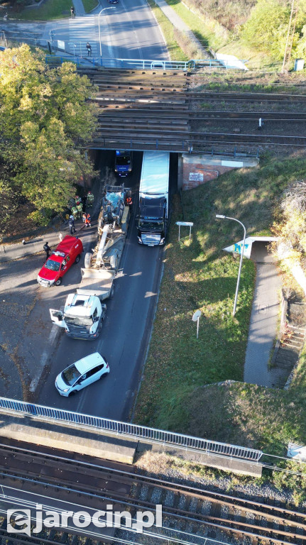 Równiarka pod wiaduktem na al. Niepodległości