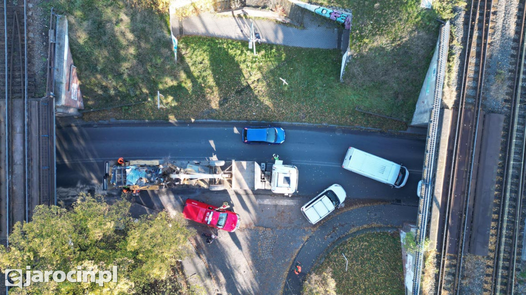 Równiarka pod wiaduktem na al. Niepodległości