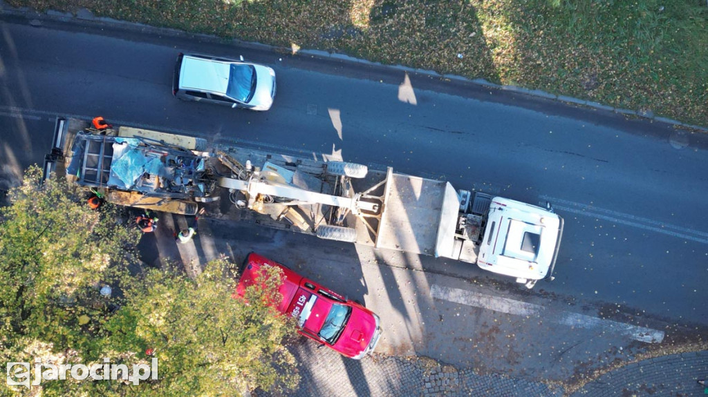 Równiarka pod wiaduktem na al. Niepodległości
