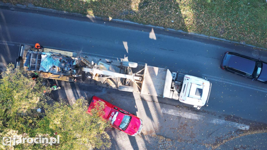 Równiarka pod wiaduktem na al. Niepodległości