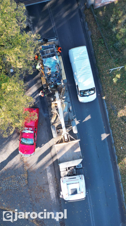 Równiarka pod wiaduktem na al. Niepodległości