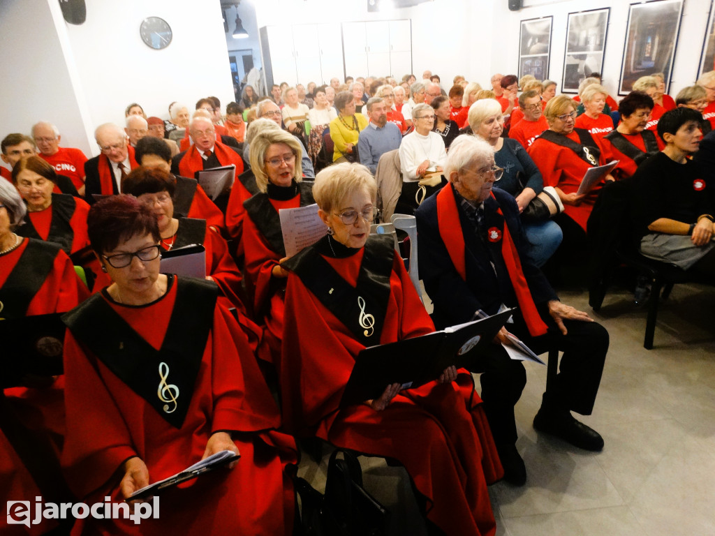 Wspólne patriotyczne śpiewanie z Chórem Barwickiego