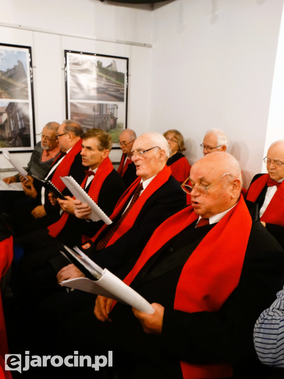 Wspólne patriotyczne śpiewanie z Chórem Barwickiego