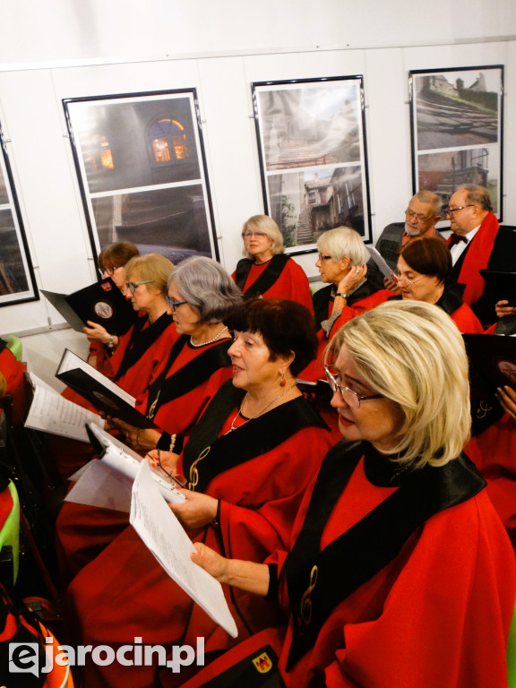 Wspólne patriotyczne śpiewanie z Chórem Barwickiego