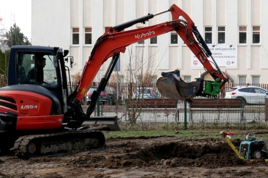 Integracyjny plac zabaw w budowie