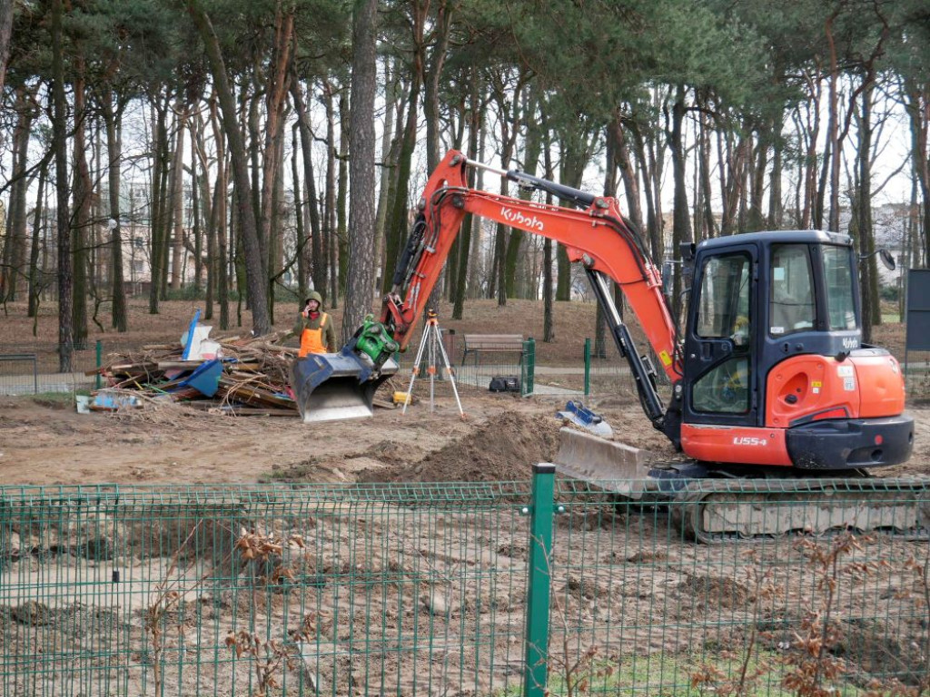 Integracyjny plac zabaw w budowie
