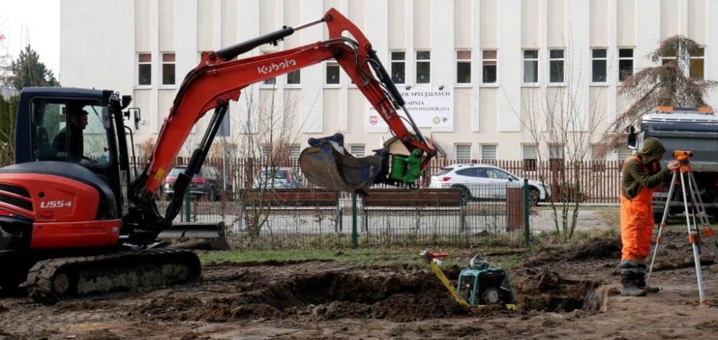 Integracyjny plac zabaw w budowie