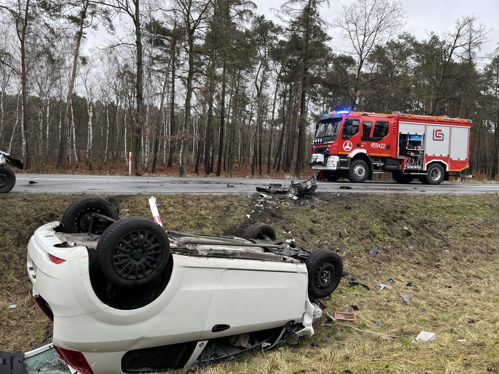 Trzy osoby w szpitalu i dwa rozbite samochody po wypadku na dk 12