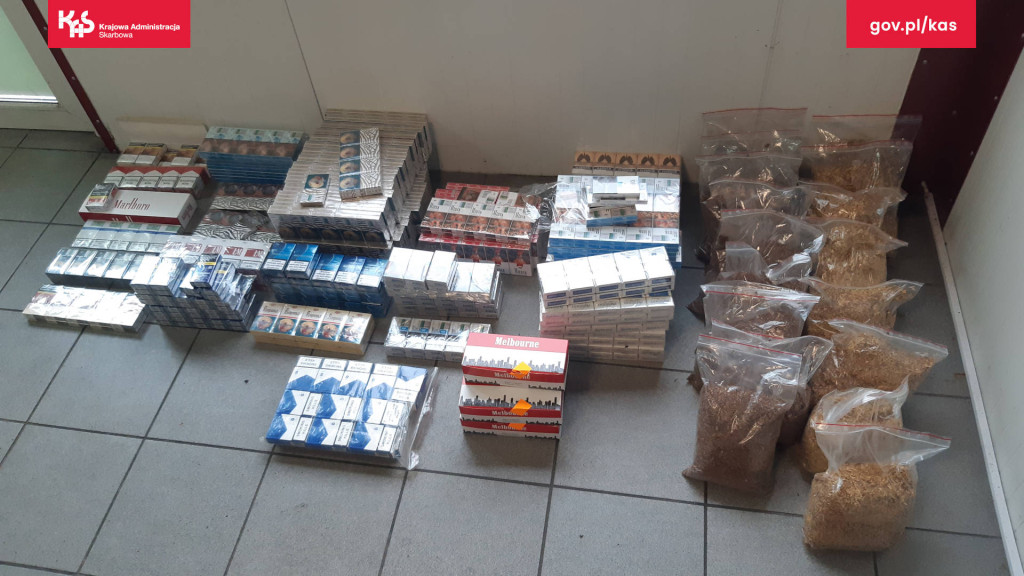 Nielegalne papierosy i tytoń schowane w butiku