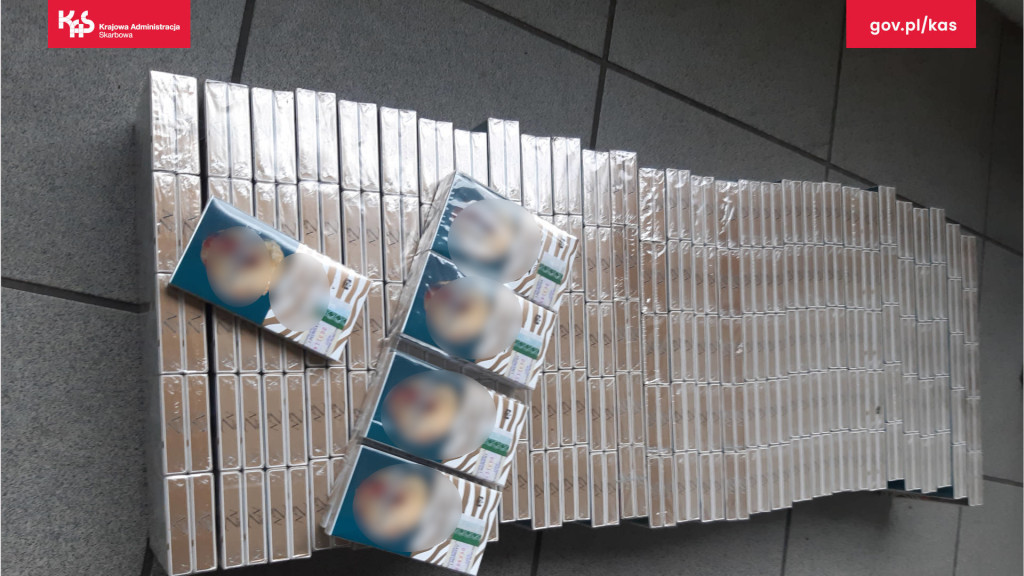 Nielegalne papierosy i tytoń schowane w butiku