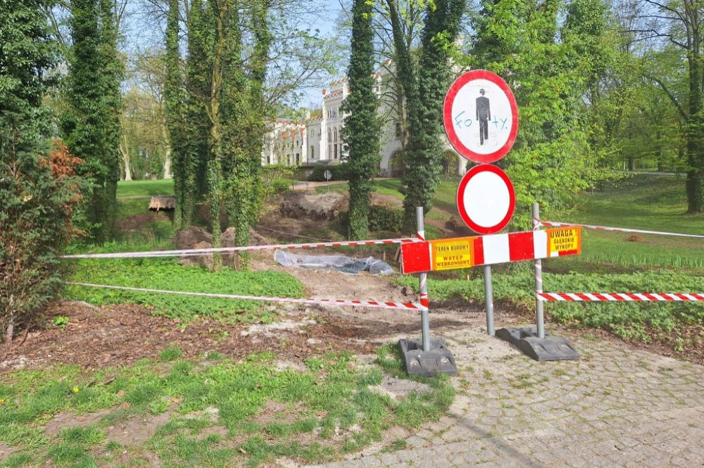 Trwa budowa kładek w Parku Radolińskich