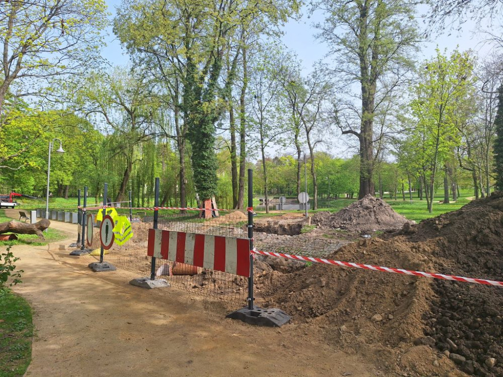 Trwa budowa kładek w Parku Radolińskich