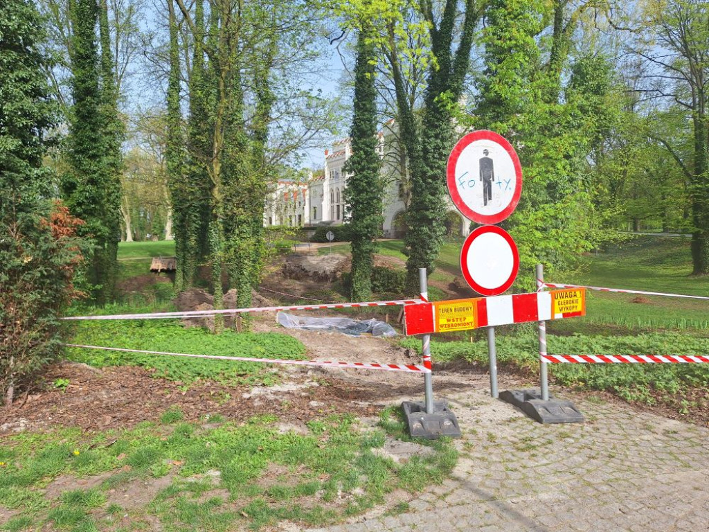 Trwa budowa kładek w Parku Radolińskich