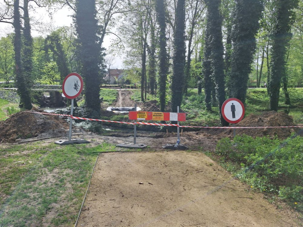 Trwa budowa kładek w Parku Radolińskich