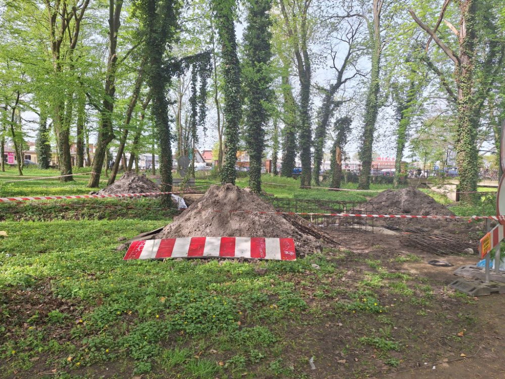 Trwa budowa kładek w Parku Radolińskich