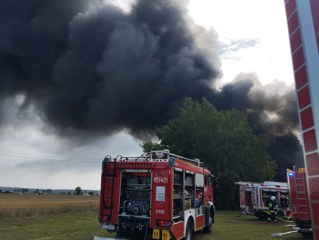 Pożar hali magazynowej w Laskach