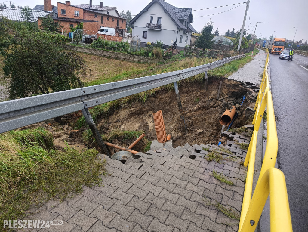 Droga między Pleszewem a Kaliszem uszkodzona przez wodę