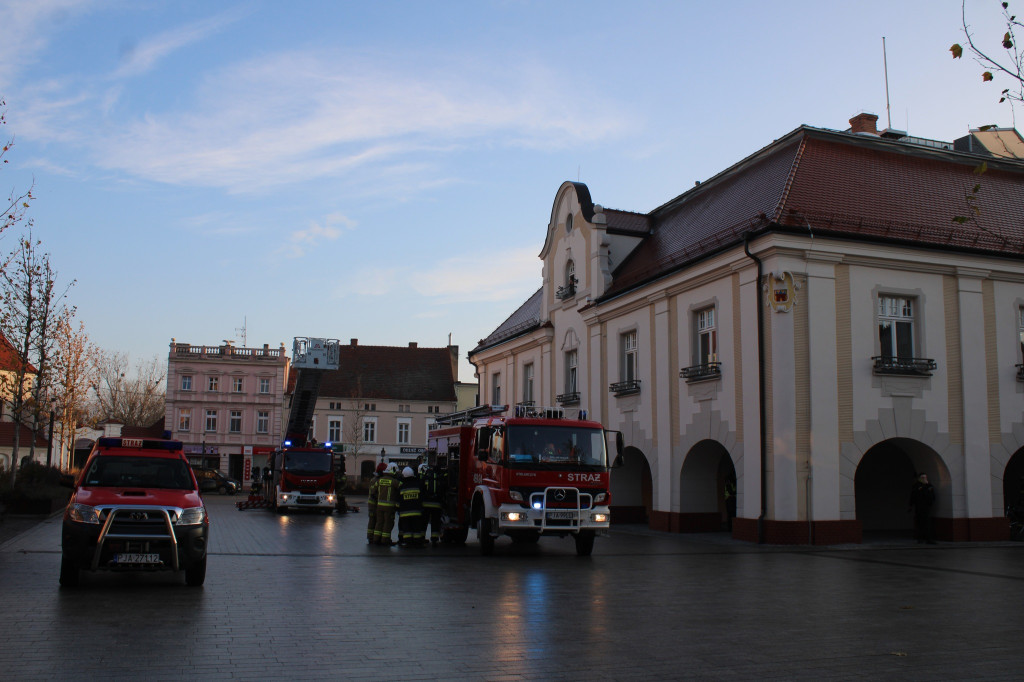 Pożar w ratuszu, kradzież i pościg za złodziejem