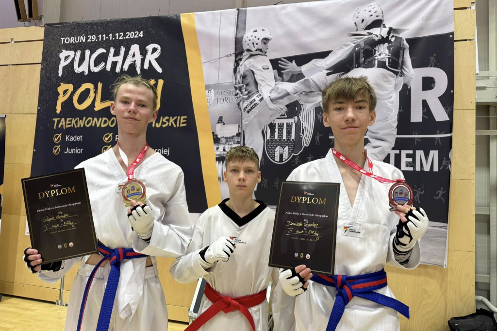 Dwaj zawodnicy MUKS Białe Tygrysy Jarocin z medalami