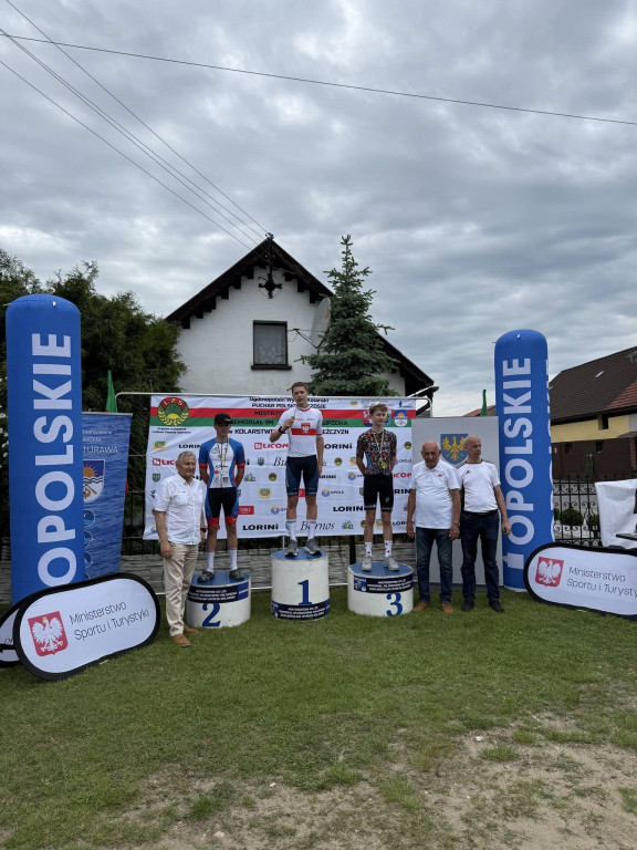 Kolarze Victorii Jarocin z medalami Mistrzostw Polski