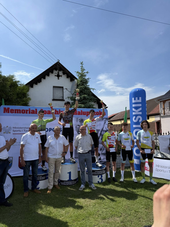 Kolarze Victorii Jarocin z medalami Mistrzostw Polski
