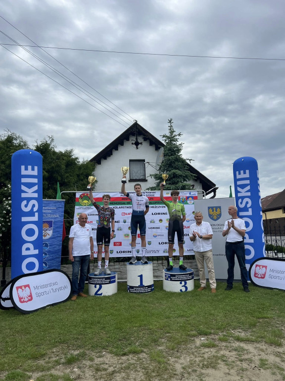 Kolarze Victorii Jarocin z medalami Mistrzostw Polski