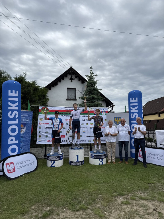 Kolarze Victorii Jarocin z medalami Mistrzostw Polski