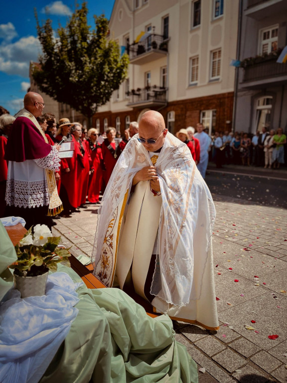 Procesja Bożego Ciała z kościoła św. Marcina do kościoła Chrystusa Króla