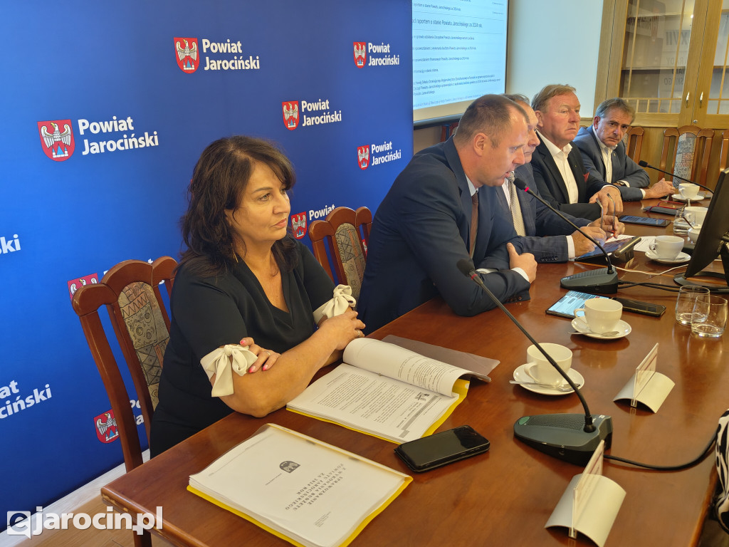 Zarząd Powiatu Jarocińskiego z absolutorium i wotum zaufania