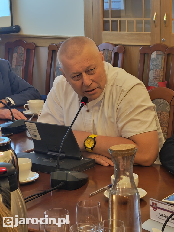 Zarząd Powiatu Jarocińskiego z absolutorium i wotum zaufania