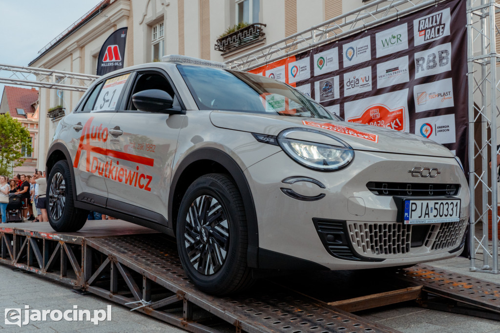  3. RALLY and RACE Rajdu Jarocińskiego. Sobota na rynku pełna emocji i klasyki motoryzacji