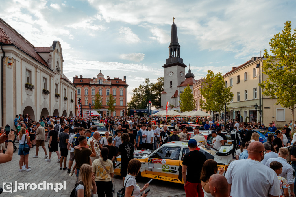  3. RALLY and RACE Rajdu Jarocińskiego. Sobota na rynku pełna emocji i klasyki motoryzacji